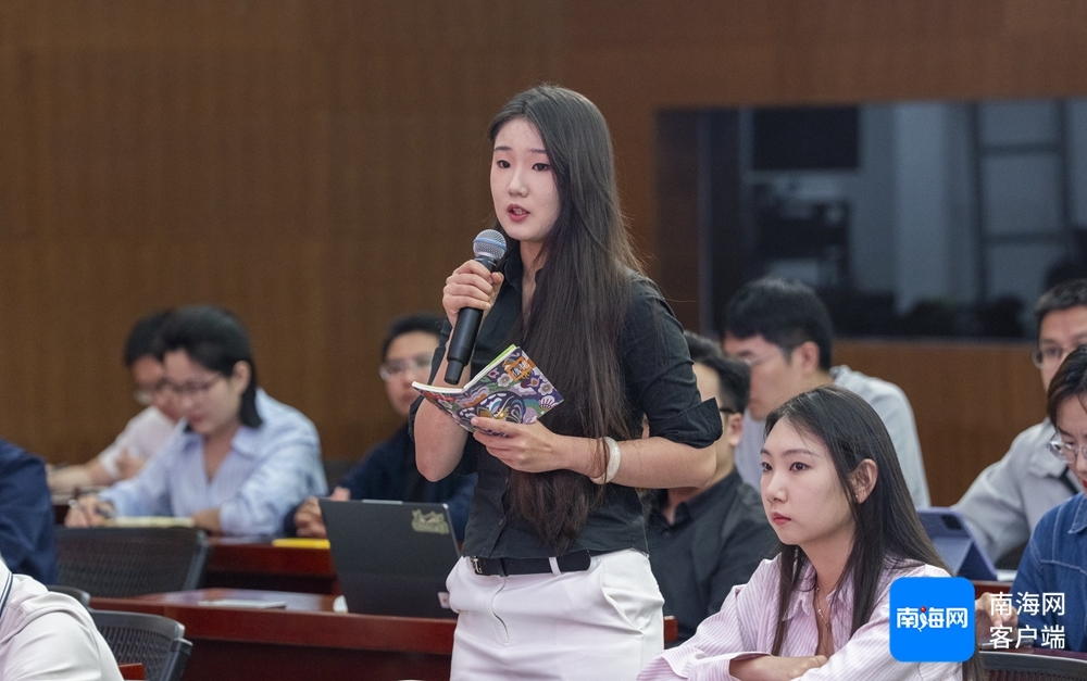 记者现场提问。记者 李昊 摄