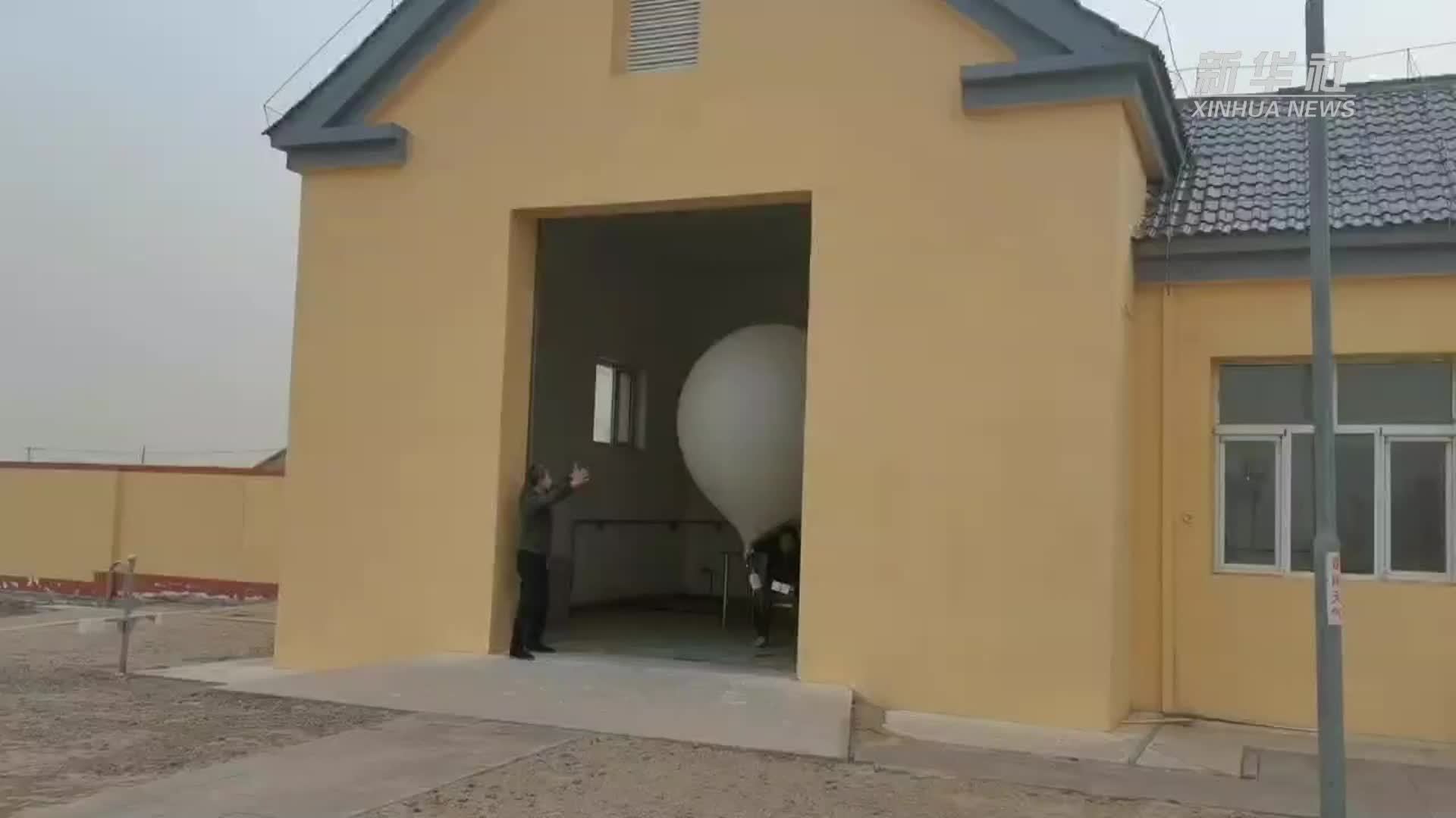 内蒙古气象员在十级大风中艰难放飞探空气球