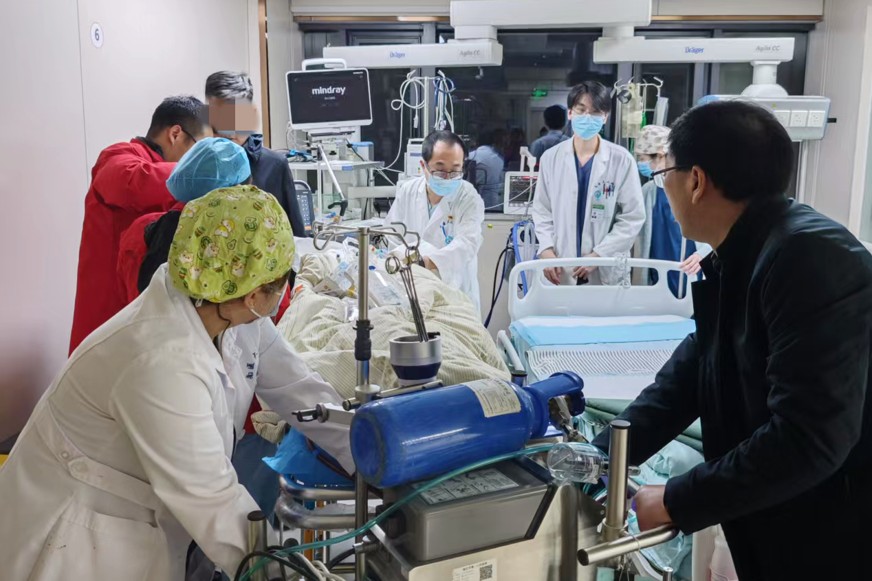姚昊主任（左四）团队为患者安装ECMO