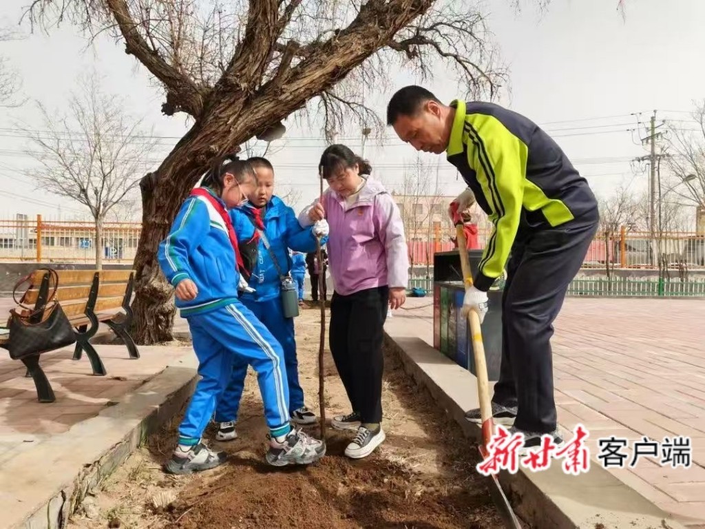 两地师生共植友谊树　新甘肃&middot;甘肃日报通讯员　董振虎　摄