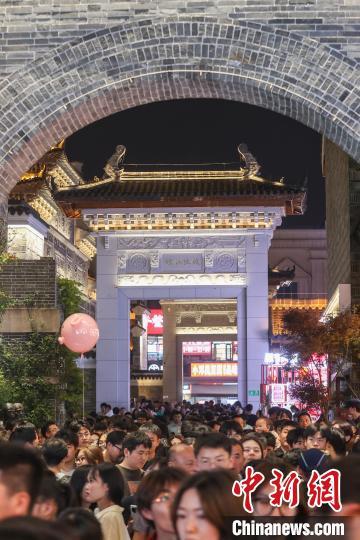 4月5日，位于江西南昌西湖区的万寿宫历史文化街区灯火璀璨，人潮涌动。当日正值清明假期，众多游客夜游万寿宫历史文化街区，享受美好假日时光。中新社记者 刘力鑫 摄