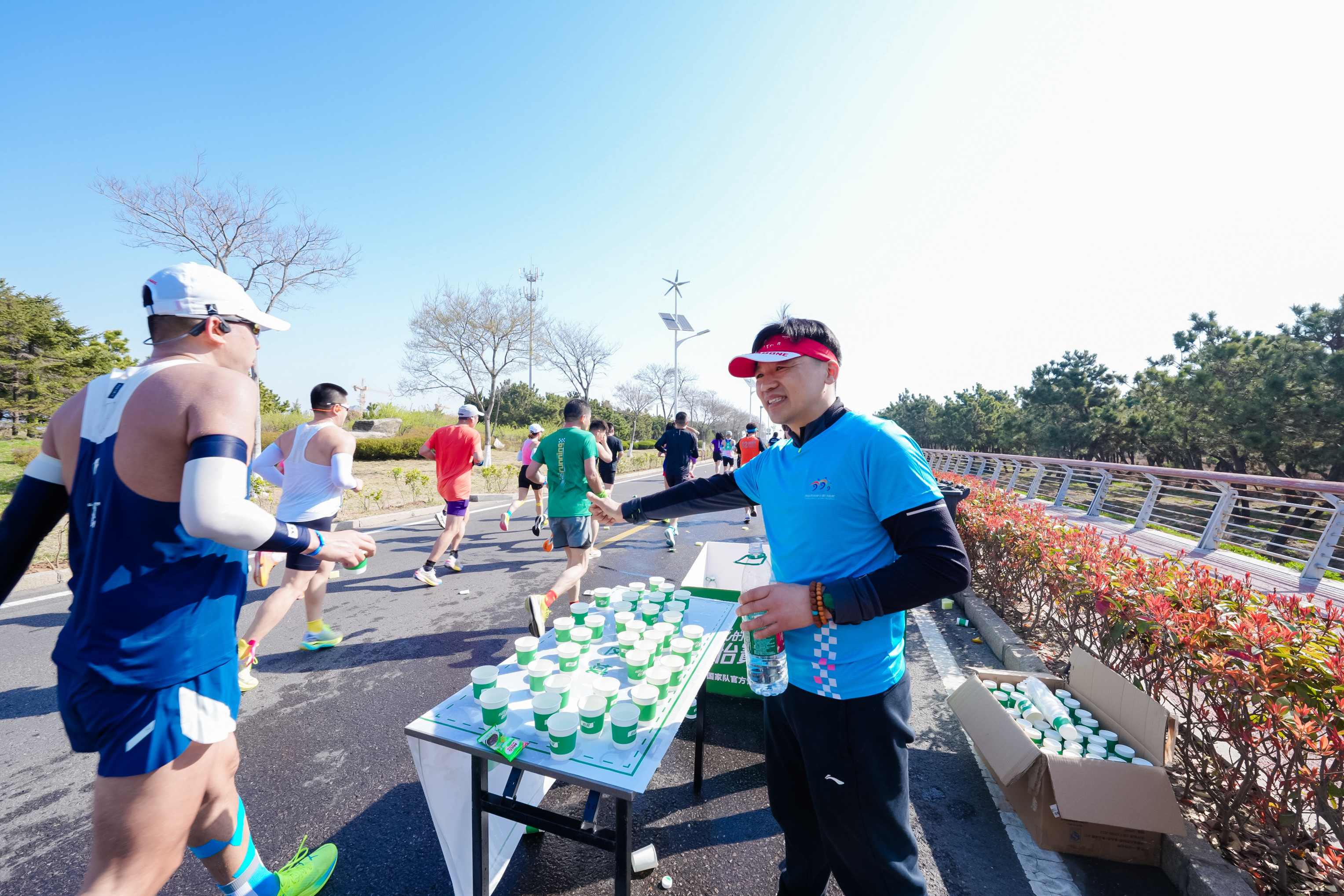 青发控股2025青岛西海岸半程马拉松鸣枪起跑！
