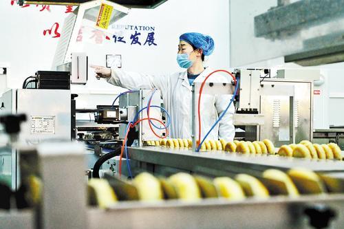 4月8日，阜城县盛亿隆食品产业园生产车间，工人操作自动化设备包装烘烤好的烧饼。本报记者 焦 磊摄