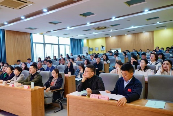 学员认真聆听