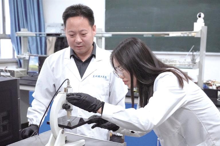 刘卯成指导研究生开展实验