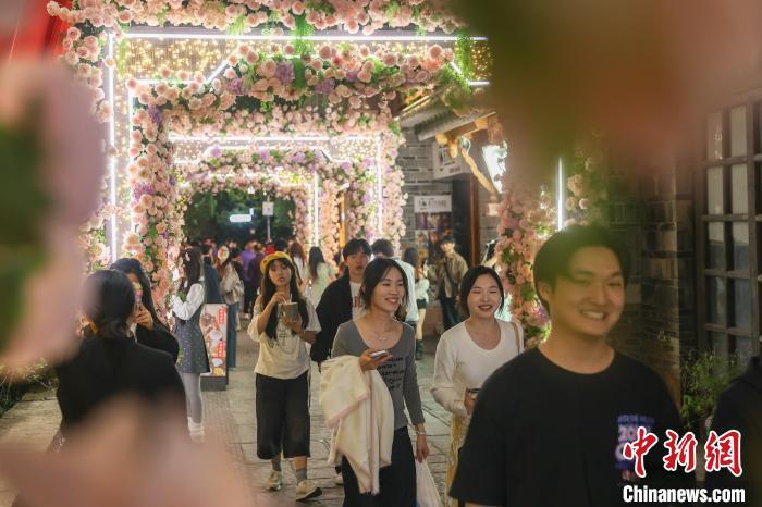 4月5日，江西南昌万寿宫历史文化街区，游客漫步小巷中参观游览。当日正值清明假期，众多游客夜游万寿宫历史文化街区，享受美好假日时光。中新社记者 刘力鑫 摄