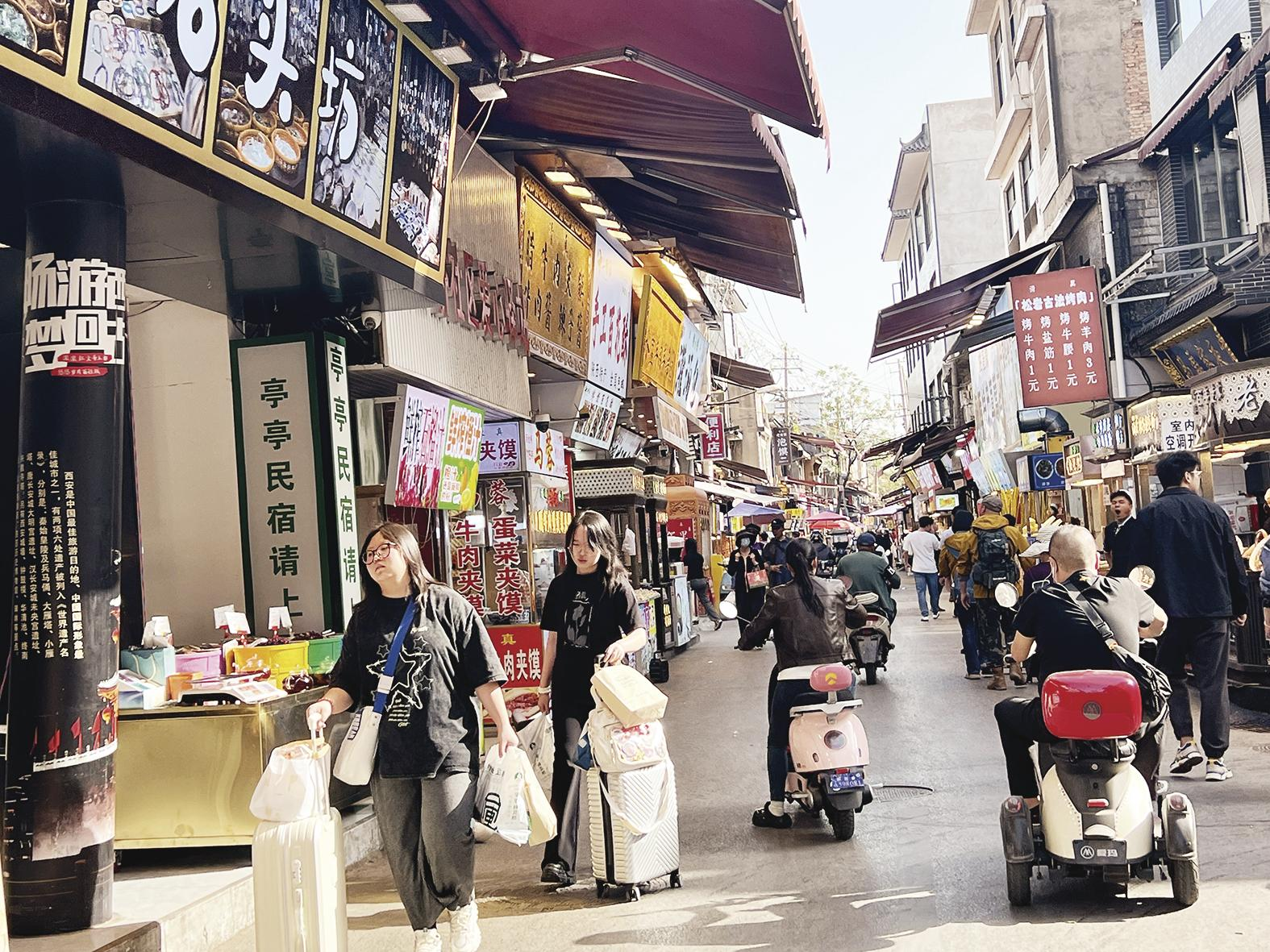 洒金桥的游客。