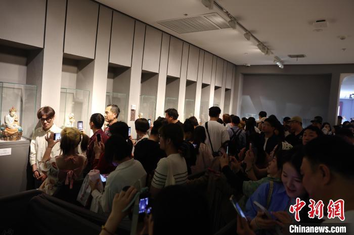 探访景德镇中国陶瓷博物馆 参观游客络绎不绝