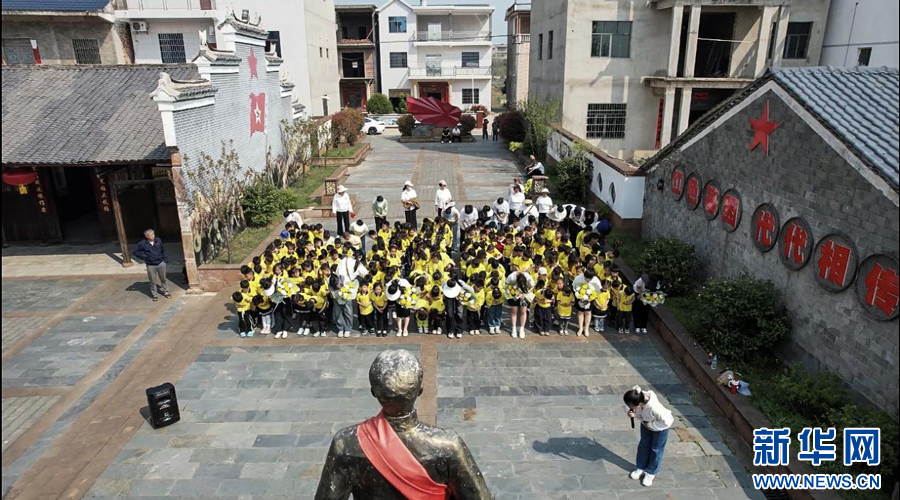 余干县实验幼儿园的小朋友们通过参观革命烈士纪念碑等活动缅怀革命先烈。新华网发 韩海建 摄