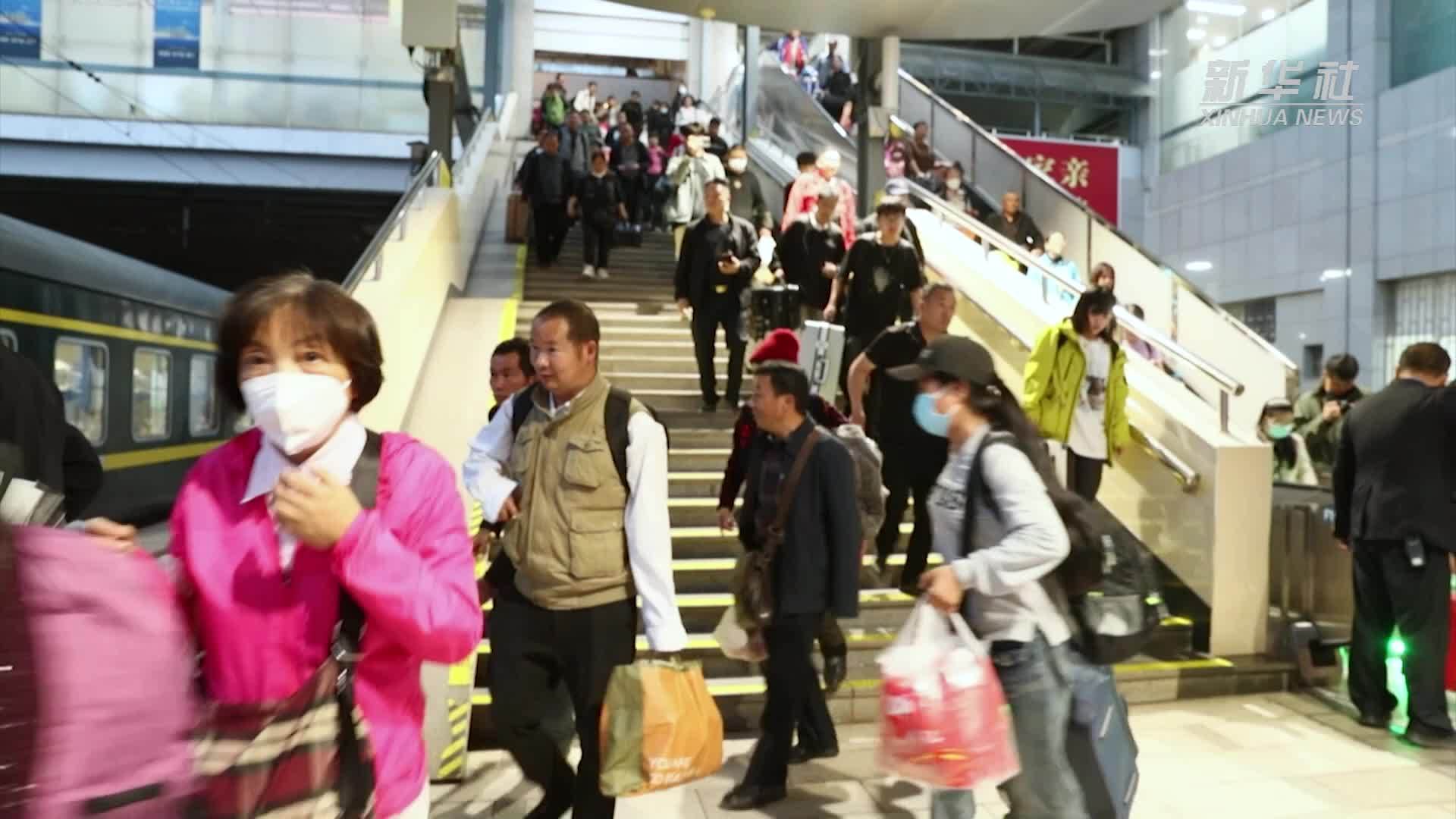 首趟“花香”主题列车昆明始发