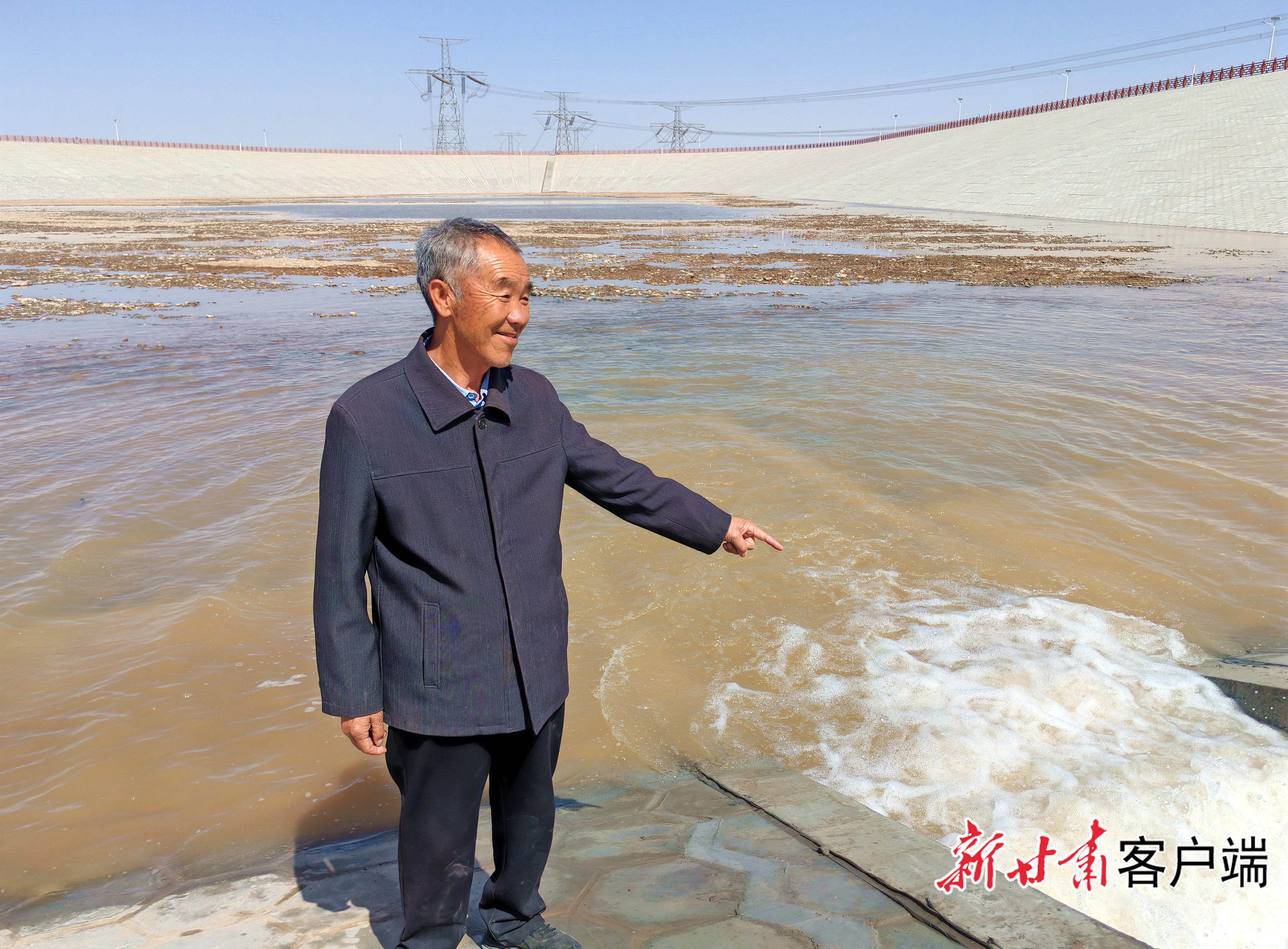 八步沙第二代治沙人郭万刚在试蓄水现场　古浪县融媒体中心提供