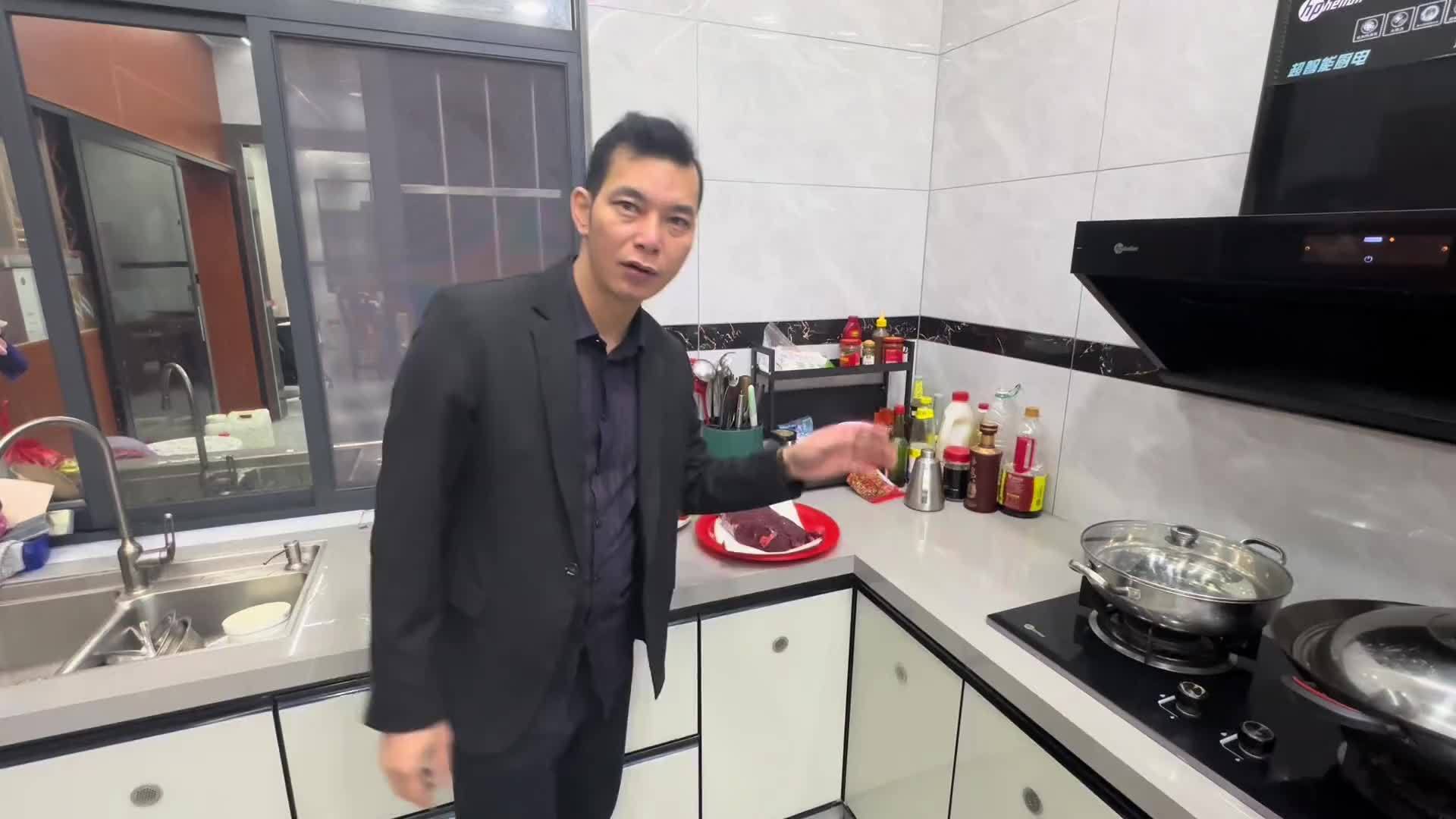 下班回家，搞点牛肉生做早餐，小酌两杯，简简单单又一餐