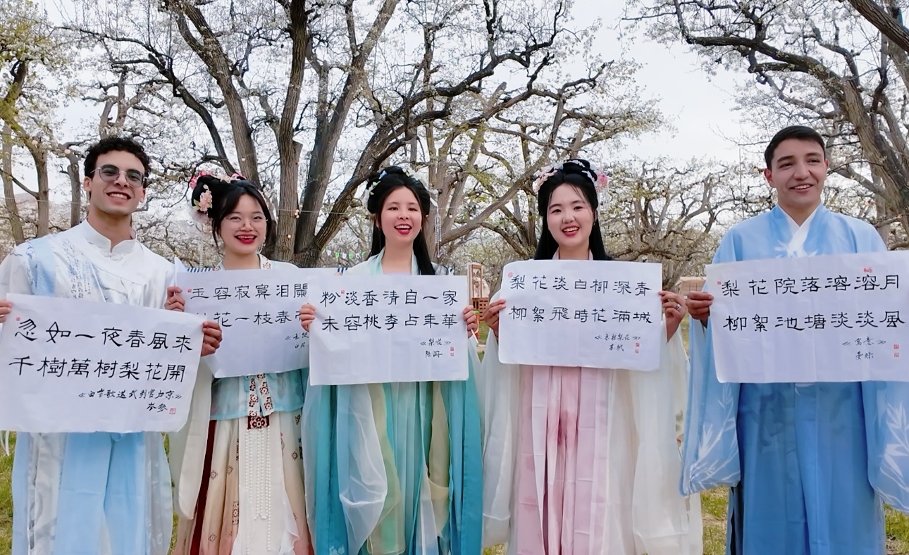 外籍留学生在梨园吟诵传统诗词