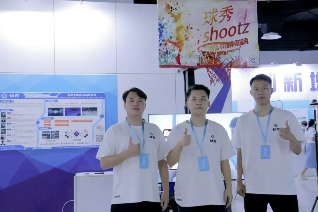 苏行（左一）与团队成员在“球秀”对外活动展示中的合影。