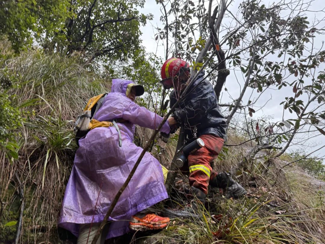 救援人员营救被困“驴友”