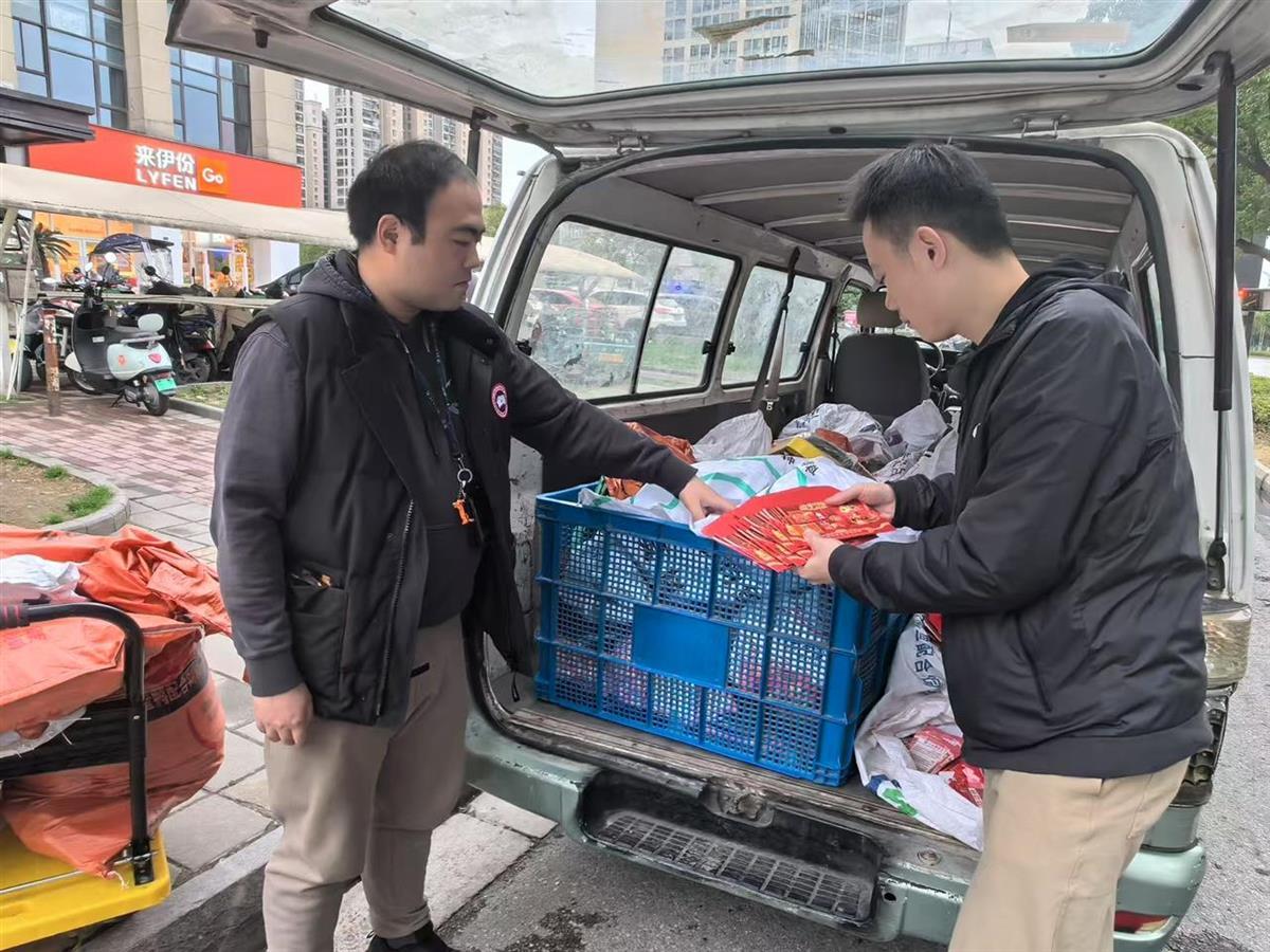 民警在面包車內(nèi)截獲電詐卡片