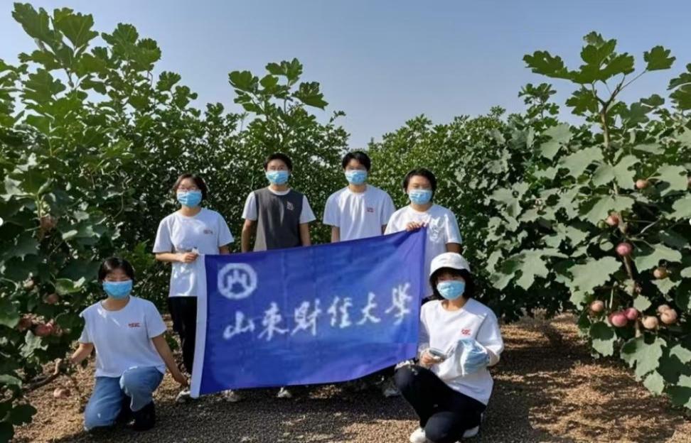 图为团队成员在园地里合影留念