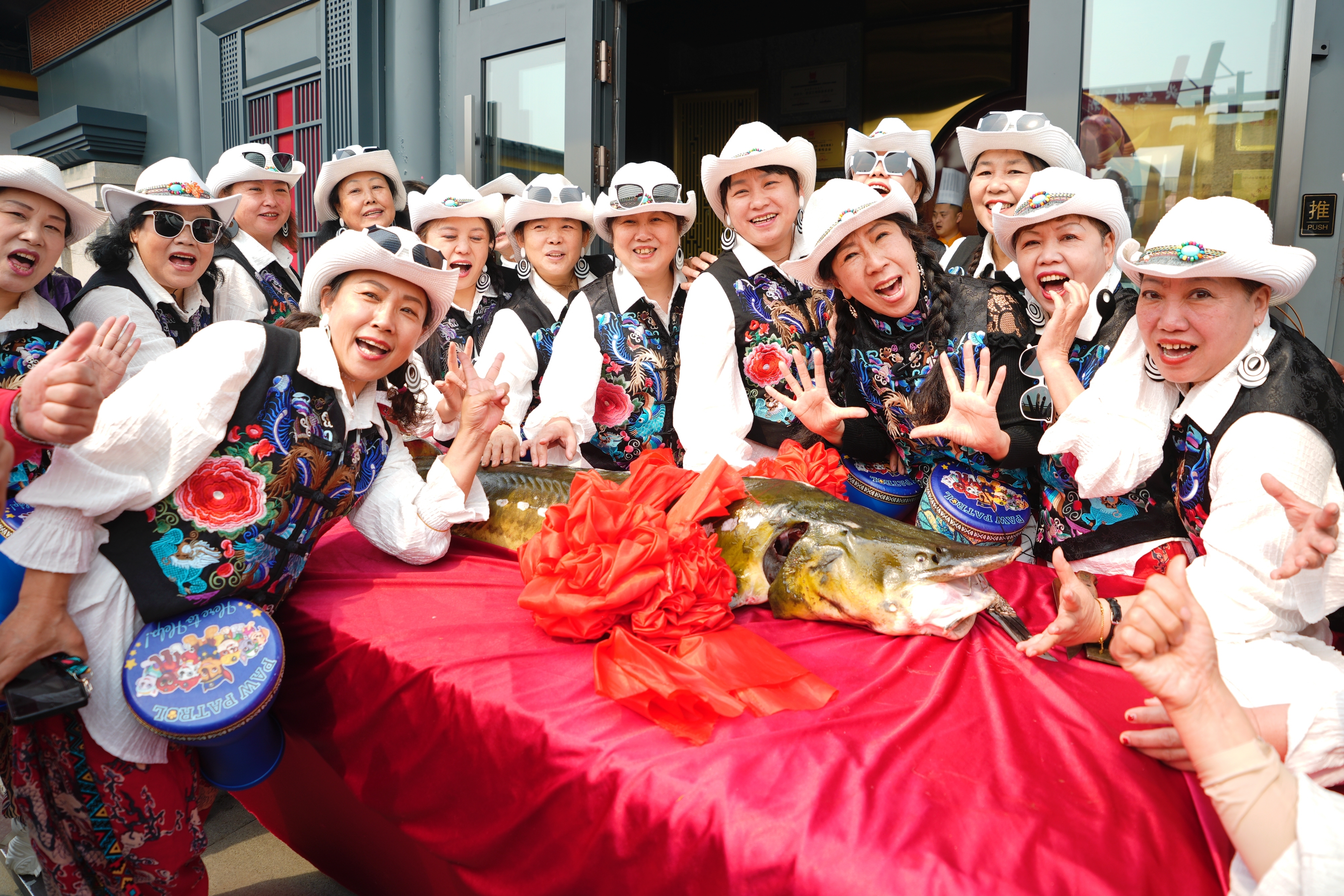 游客与鳇鱼合影留念