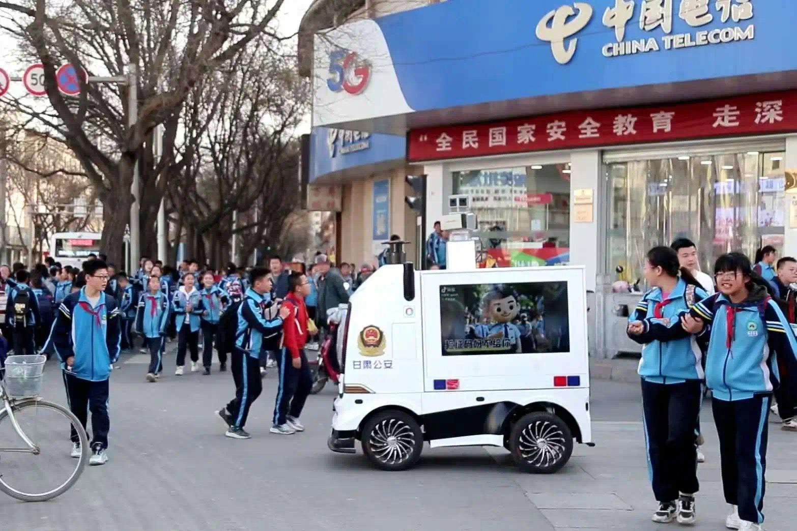 无人巡逻车开展巡逻