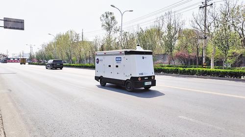 4月10日,廊坊市广阳区,无人快递车正沿规定路线在路上行驶。 本报记者 刘 英摄