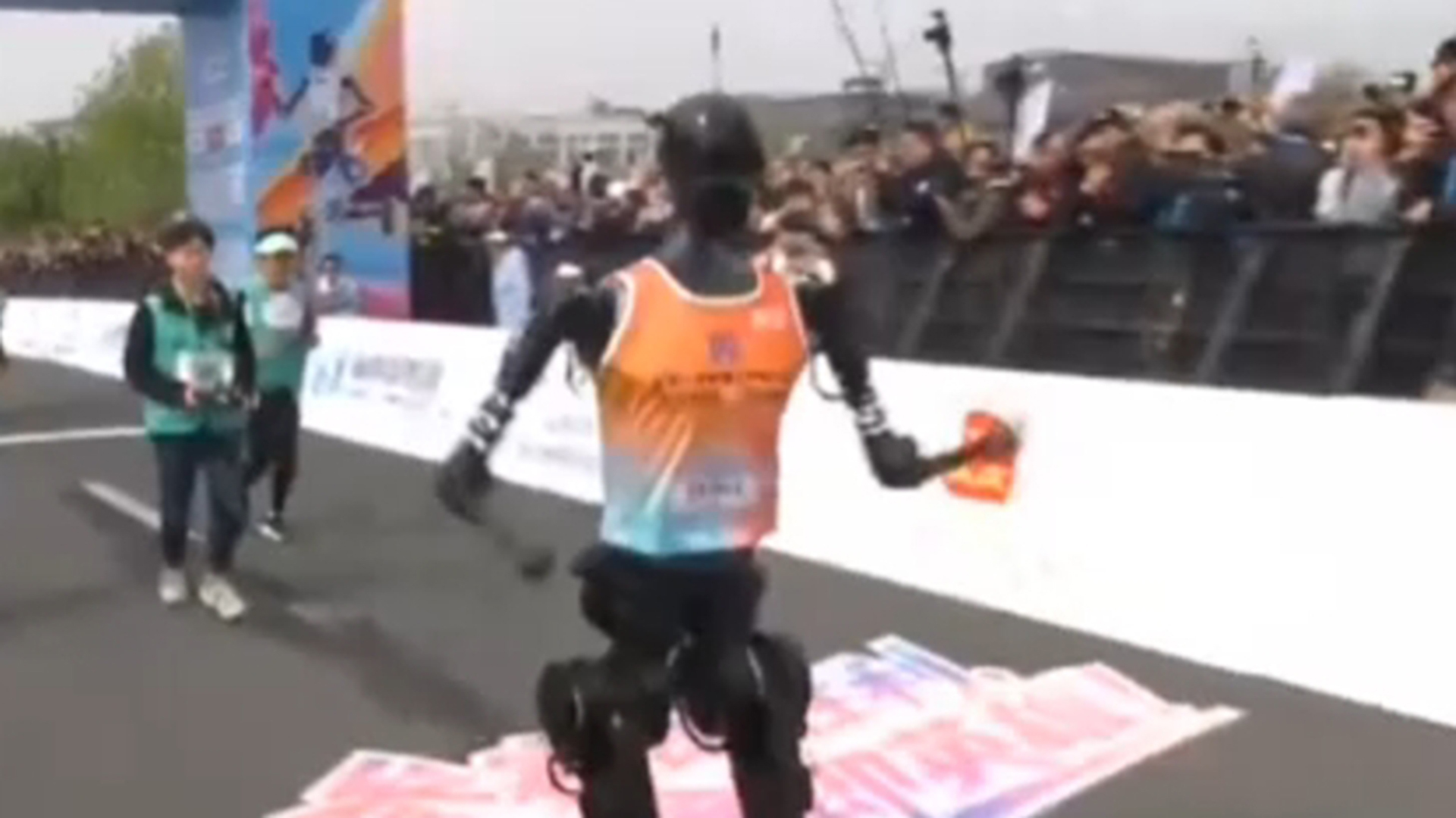 全球首场！人形机器人半程马拉松赛在京举行，天工机器人夺冠