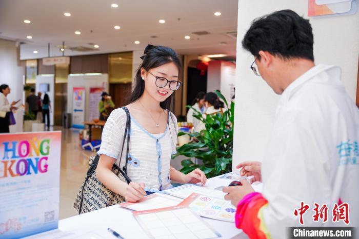 图为18日，香港驻武汉办在江西省赣州市举行“在香港拾一个彩蛋”2025香港图片展开幕式，展览现场观众集章打卡。主办方供图
