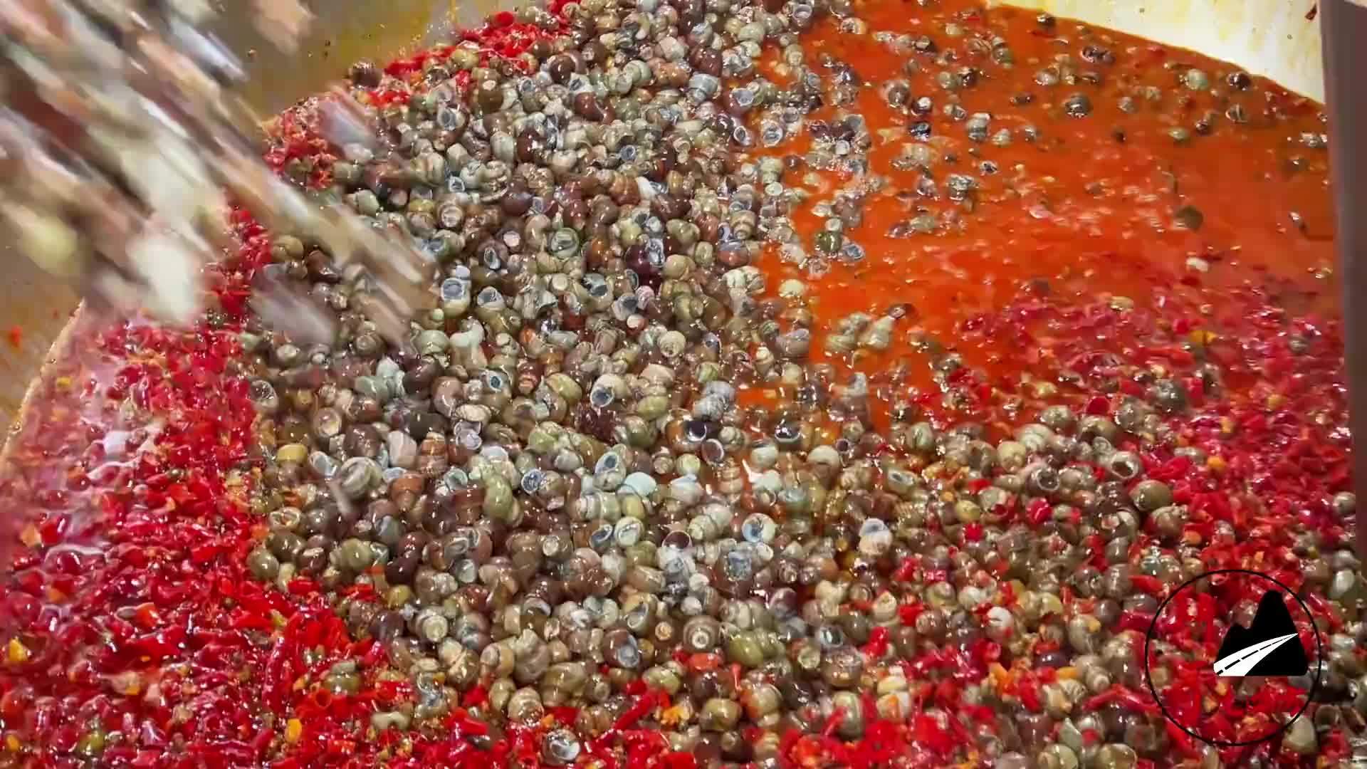 潜江大哥不卖龙虾卖田螺，特制大锅一锅炒400斤，日炒15万斤嗦螺