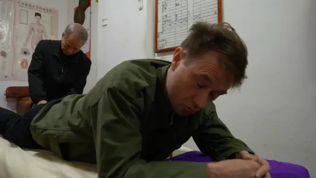 医武不分家！很多佛山武术中人都能治伤，外国小哥体验“武林版物理治疗”