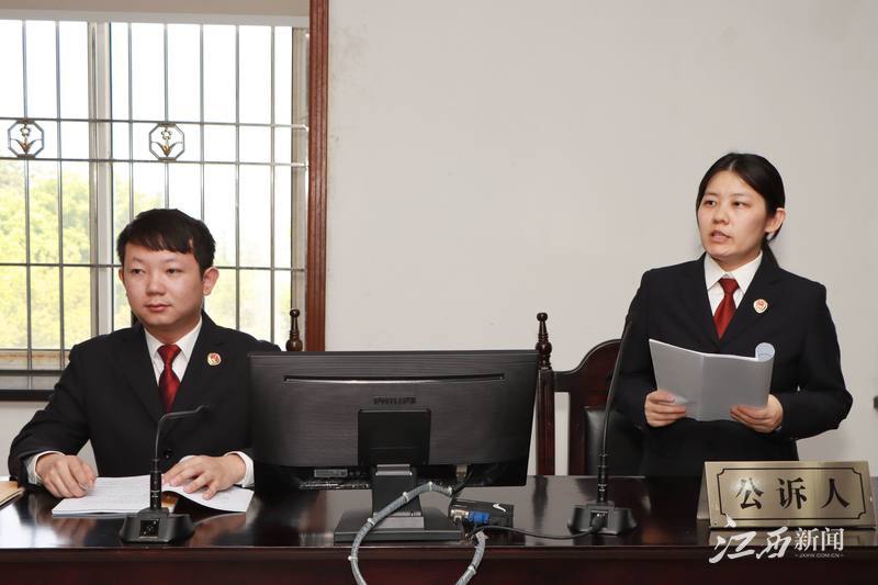 ▲检察官出庭支持起诉。摄影丨通讯员姚卫东