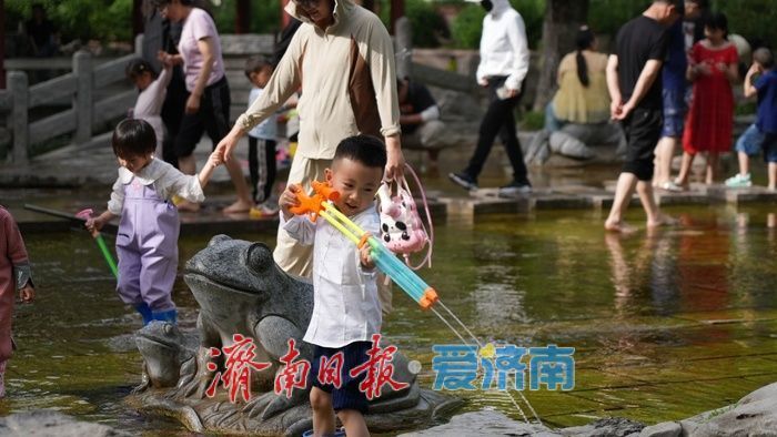 春日如夏，五龙潭公园“清泉石上流”景点成孩子们亲水乐园
