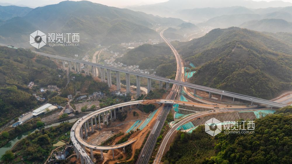 遂大高速崇义枢纽互通加紧施工（图）
