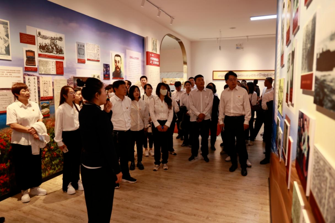 图为机关干部参观“我们的田野”红色教育主题展馆
