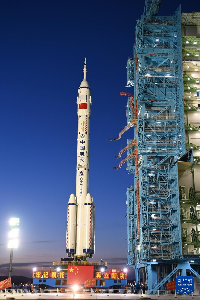 4月16日,神舟二十号载人飞船与长征二号F遥二十运载火箭组合体在垂直转运中。新华社发(汪江波 摄)