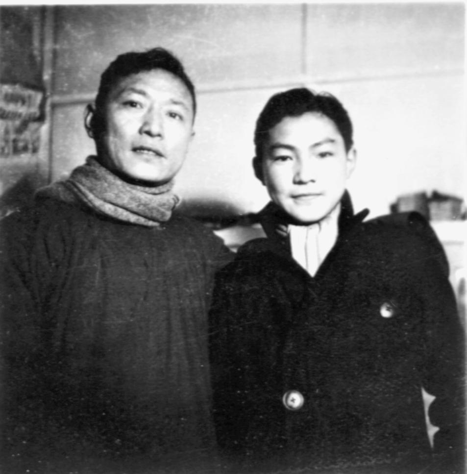1939年，14岁的钱毅与父亲阿英于上海