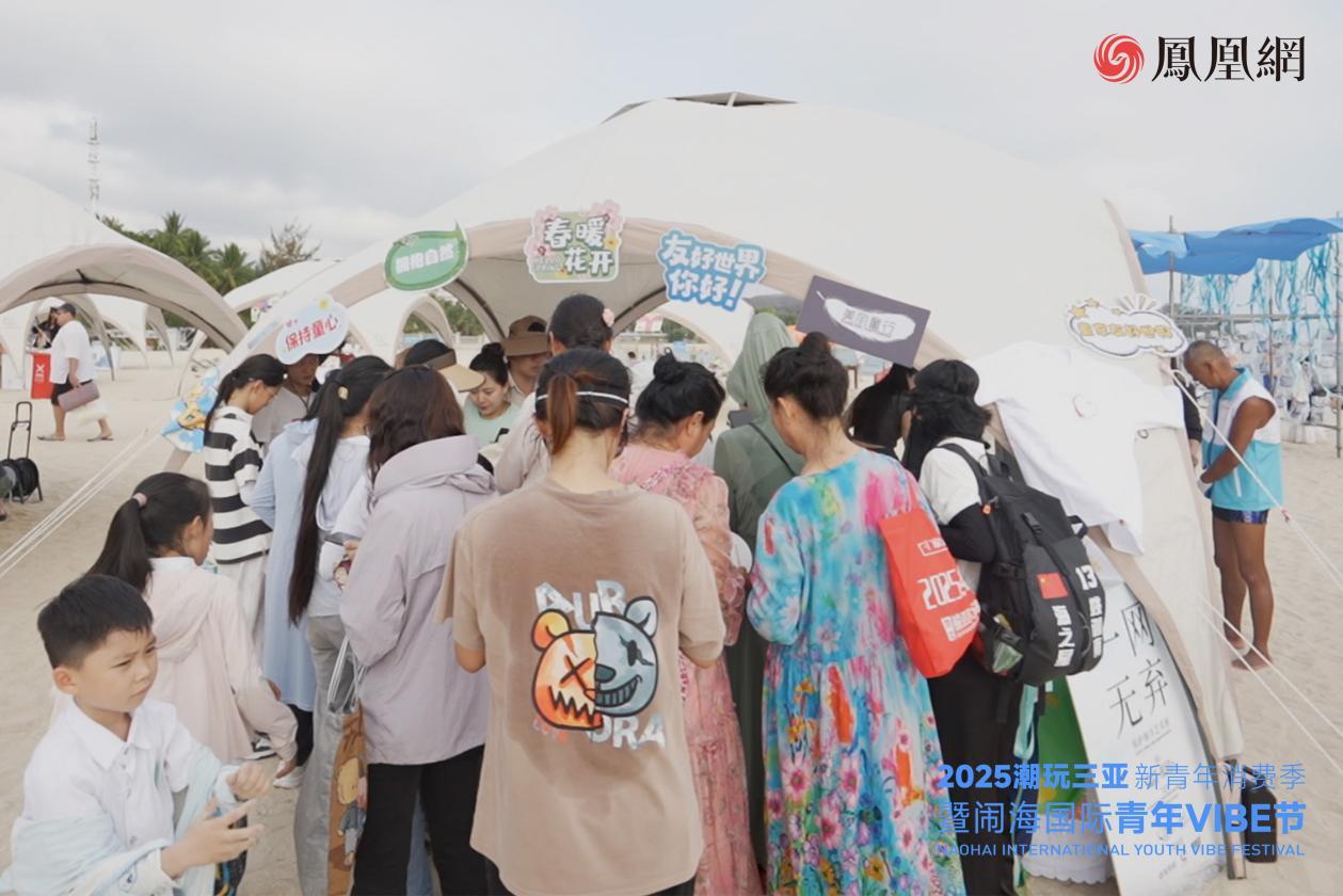 众多亲子家庭积极参与公益市集活动，传递爱心与温暖