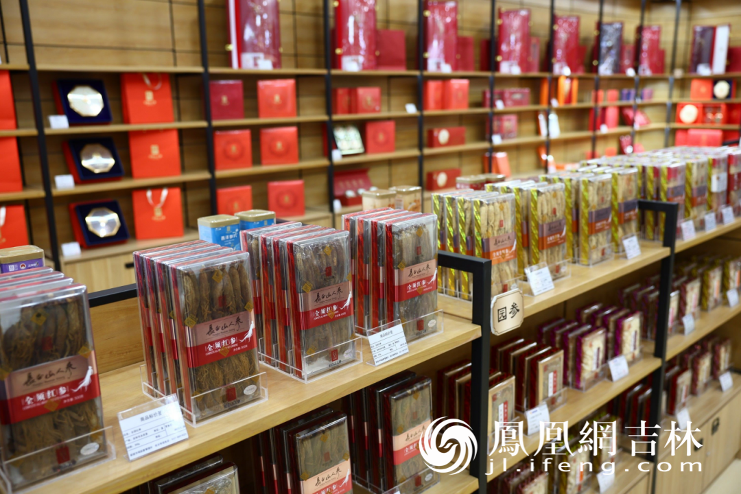 展销中心内,吉林长白山人参产品琳琅满目。