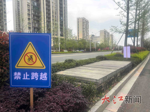 抚州市政部门为“脆弱”盖板挂牌。