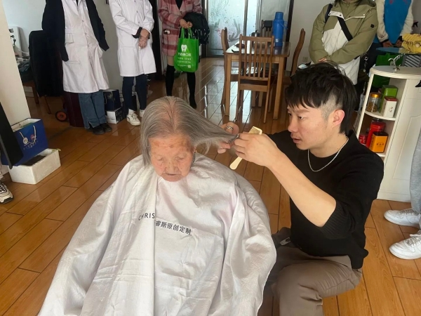 理发义诊教玩手机……华亭这个社区的银发福利太暖心