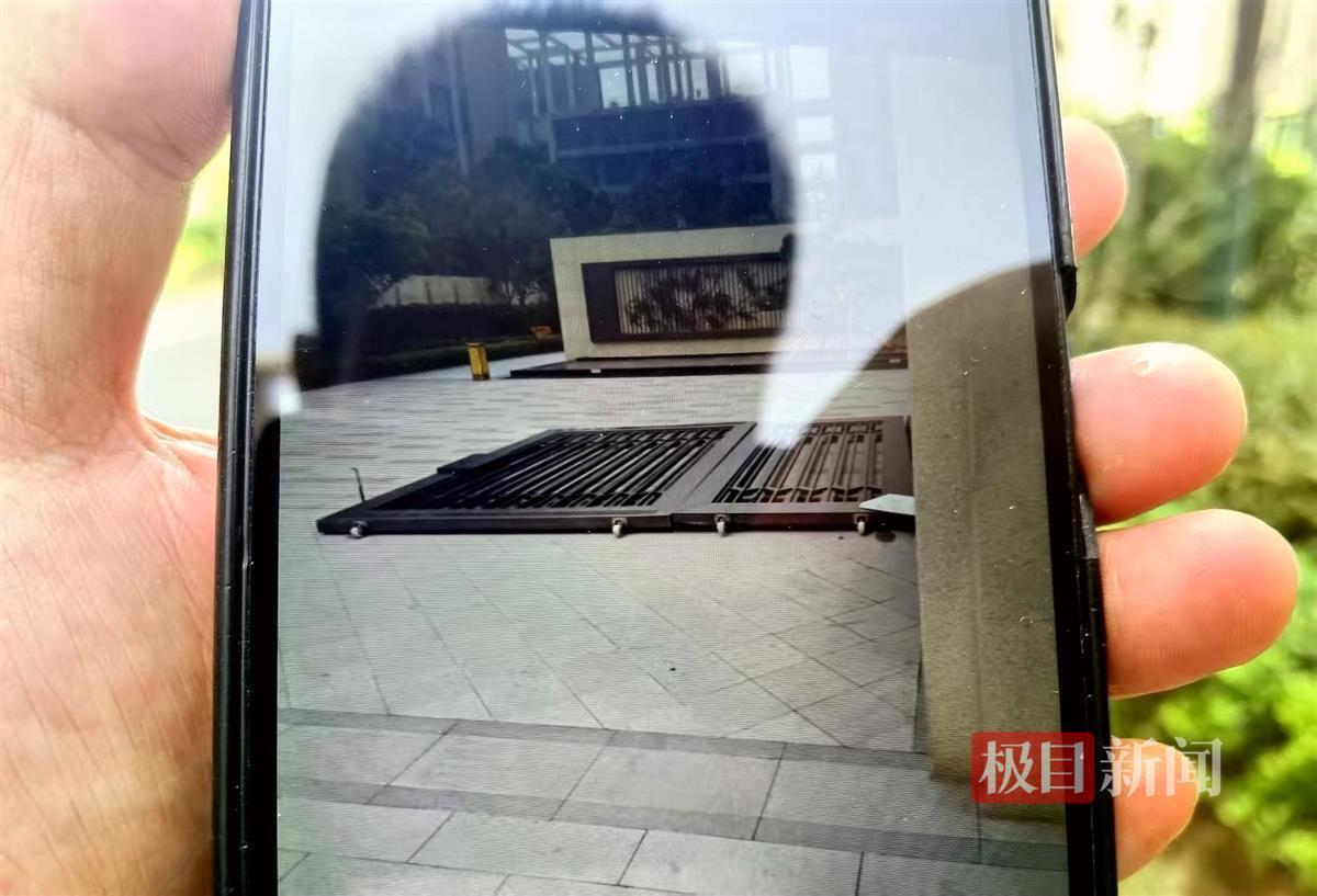 市民拍的铁门倒地的照片.jpg