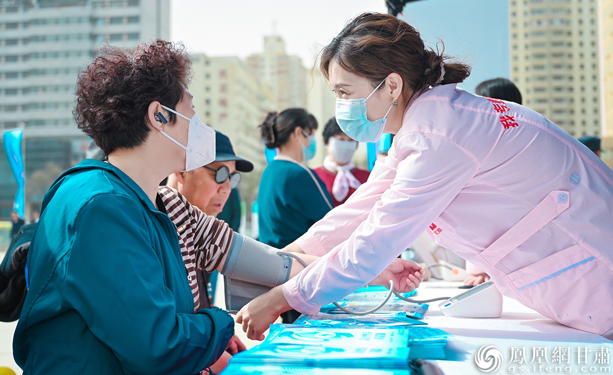 临床专家开展健康义诊 杨艺锴 摄