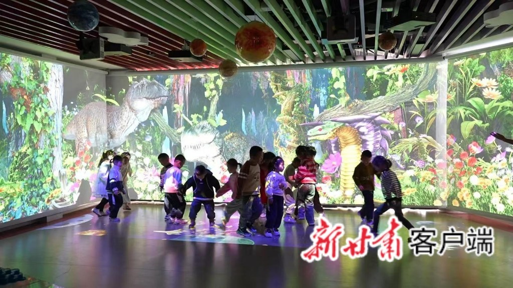 孩子们在金川区第一幼儿园科技探索大厅游戏　新甘肃·甘肃日报通讯员　王新木　摄