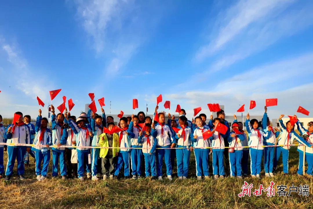 研学团队现场观看火箭发射（资料图）