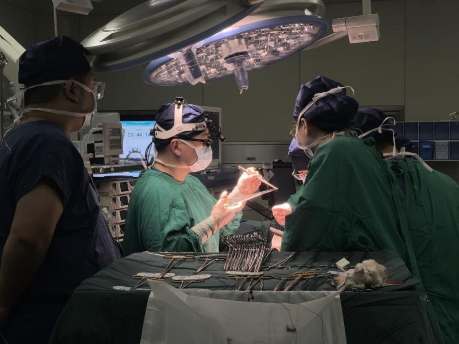 张晓刚教授团队肝移植手术术中