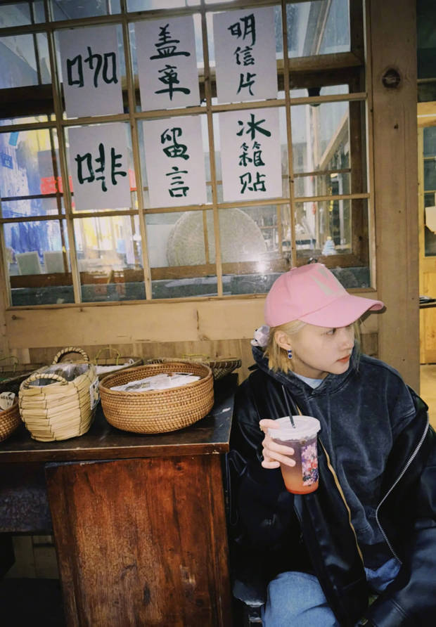 关晓彤侧脸线条流畅。