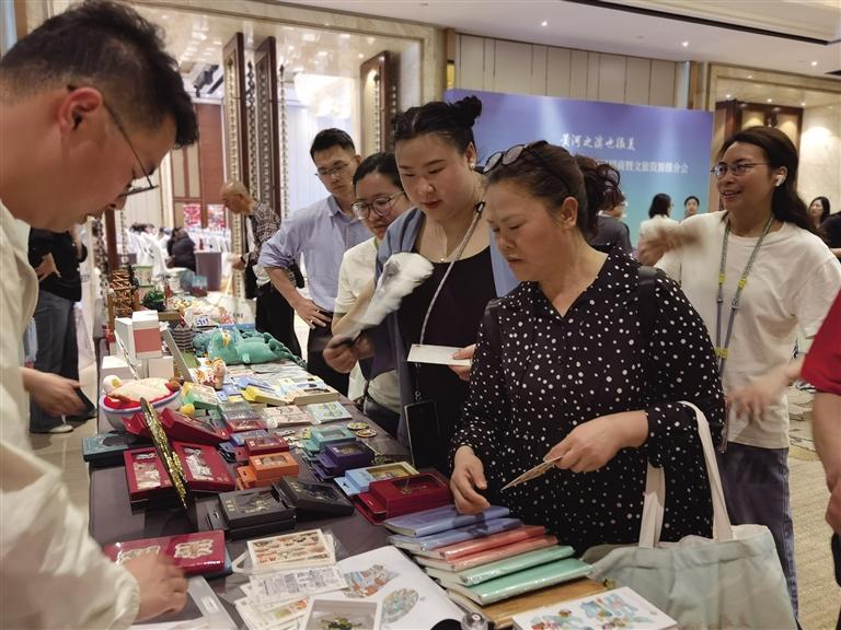 与会嘉宾参观文创展区