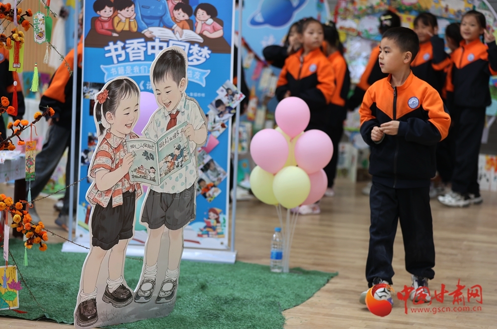 同学们在校园读书节上参观各个年级师生制作的读书笔记、手抄报,分享创作心得与体会。