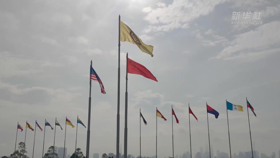 新华社快讯：国家主席习近平出席马来西亚最高元首易卜拉欣举行的欢迎仪式