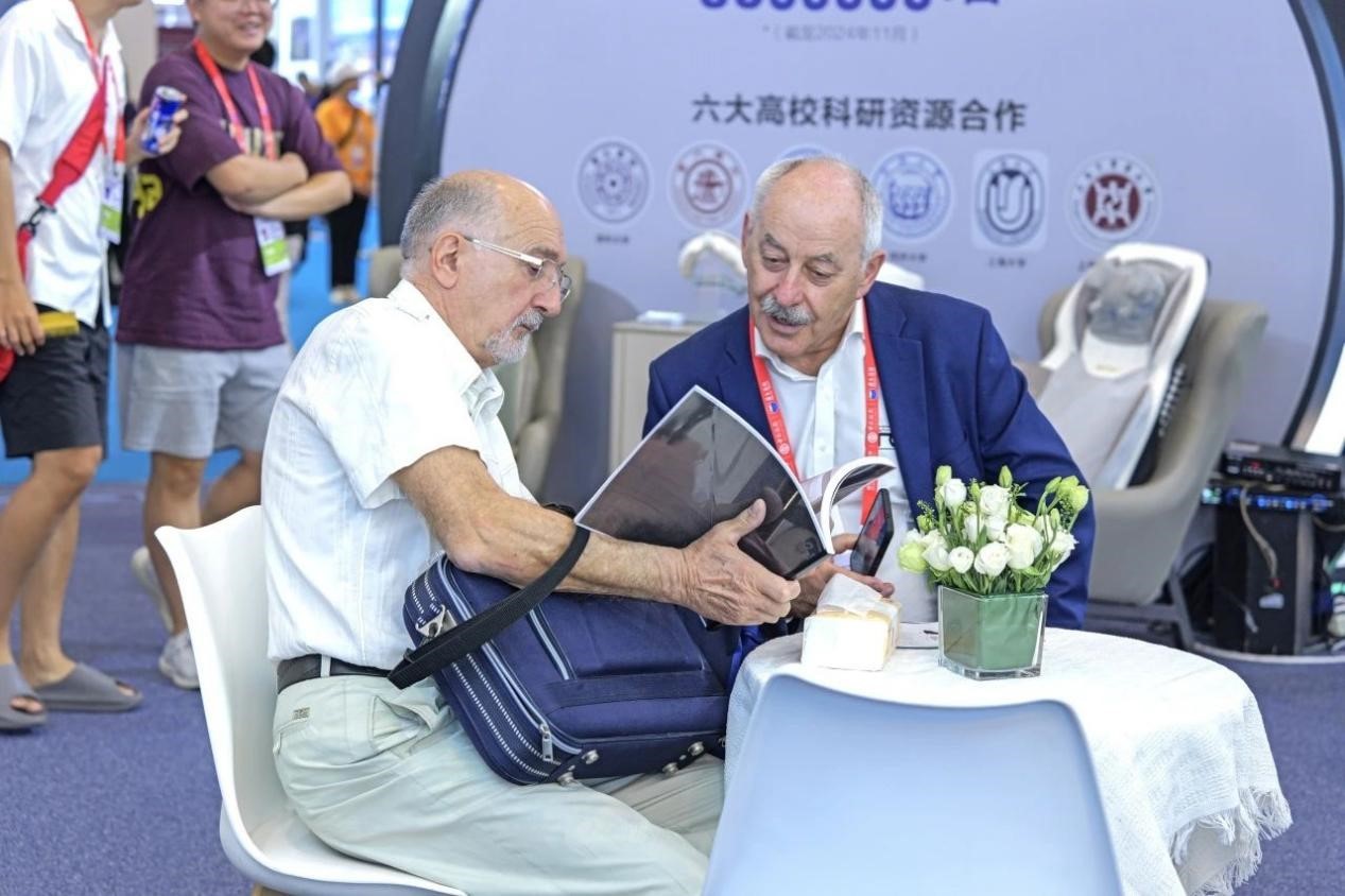 荣泰健康惊艳亮相消博会 “会思考的按摩椅”成关注焦点