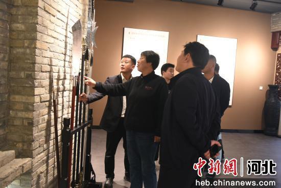 与会人员参观现场。 刘娟 摄