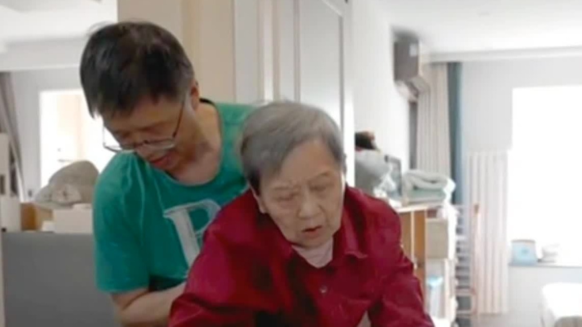 胡泳谈照护的崩溃瞬间：母亲因为不清醒会一直“添乱”，会冲着她大喊大叫